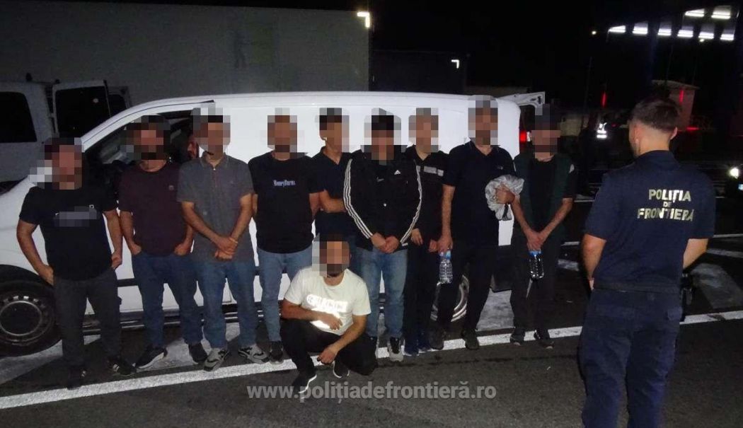 10 migranți ascunși în compartimentul de mărfuri al unui microbuz, depistați de Poliția de frontieră - migranti-1755334585.jpg