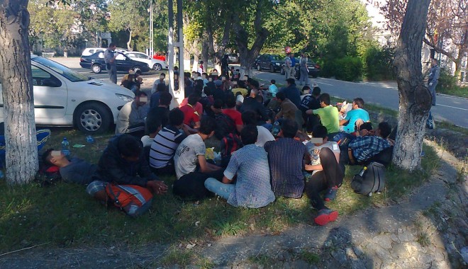 FOTO. Doi turci și un irakian, anchetați pentru călăuzirea a aproape 130 de emigranți - migrantimangalia003-1410857609.jpg