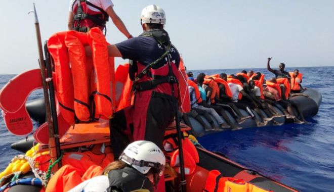 Peste 200 de migranți salvați din Marea Mediterană, debarcați în Sicilia - migrantioceanviking768x434-1619891410.jpg