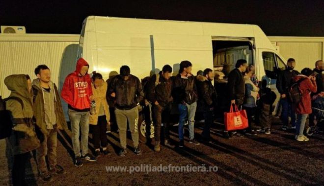 Poliția de Frontieră a descoperit 16 migranți care încercau să iasă ilegal din România ascunși într-o autoutilitară - migrantiprinsiinvamanadlac349083-1556548067.jpg
