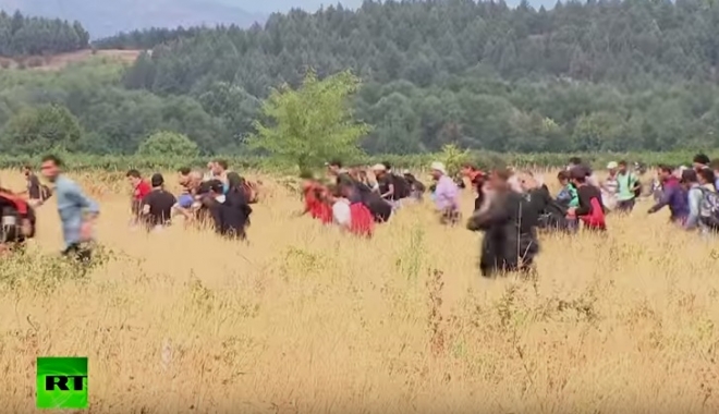 Zeci de migranți veniți din tabăra de la Idomeni au reușit să treacă granița în Macedonia - migranto-1461485868.jpg