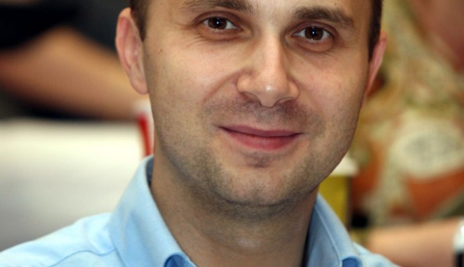 Mihai Petre sare la gâtul lui Mazăre - mihaipetre74379-1322406084.jpg