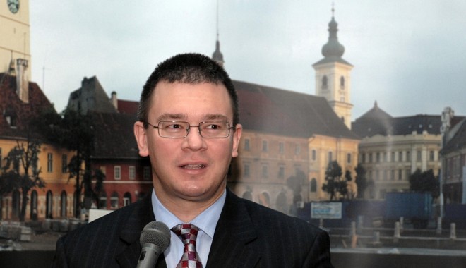 Mihai Răzvan Ungureanu îi cere președintelui să nu promulge legea retrocedărilor - mihairzvanungureanu1362393706-1368517208.jpg