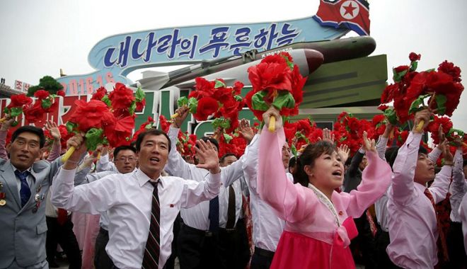 Mii de nord-coreeni au dansat  în onoarea lui Kim Jong Il - mii-1523369926.jpg