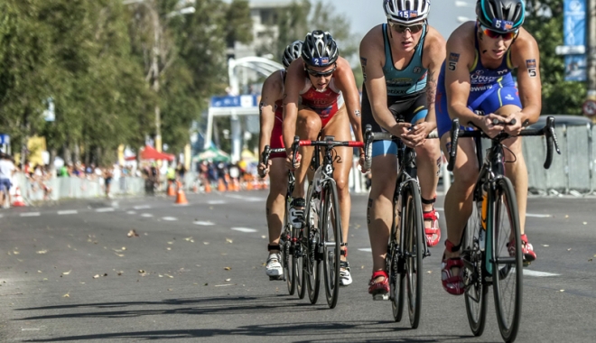 Mii de sportivi s-au întrecut la triatlonul TriChallenge, din Mamaia - miide-1505745523.jpg