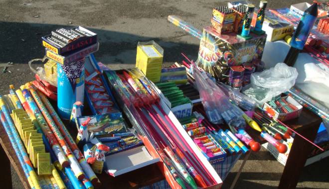 Mii de artificii nedeclarate, confiscate de polițiști - miideartificii-1424709449.jpg