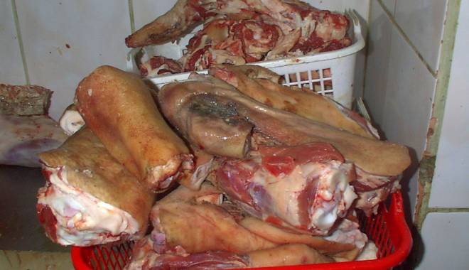Mii de kilograme de carne, pește și lactate, confiscate și distruse de inspectorii DSV - miidekilogramedecarne-1450203019.jpg