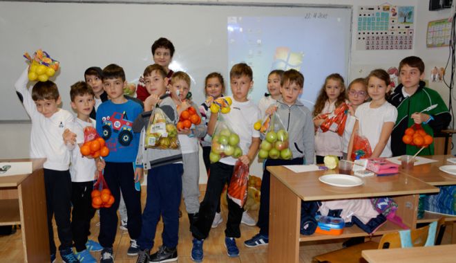 Mii de kilograme de legume și fructe, donate de elevii Școlii 