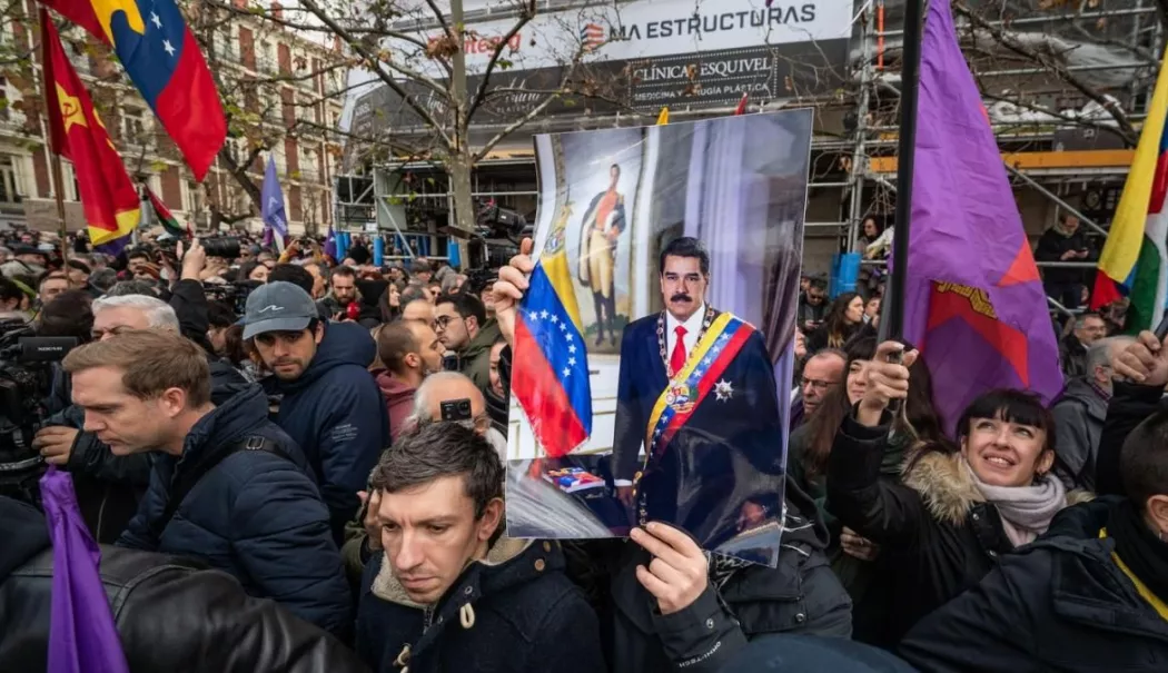 Mii de oameni protestează la Madrid în fața ambasadei SUA după capturarea lui Maduro