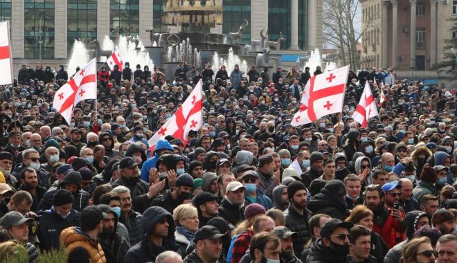 Mii de persoane au protestat în Georgia pentru eliberarea lui Saakaşvili - miidepersoane-1634305167.jpg