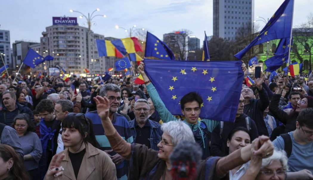 Marș pro-european la București, de Ziua Europei: „Nu stăm pe margine. Nu tăcem” - miidepersoaneparticipalaunmiting-1746431165.jpg
