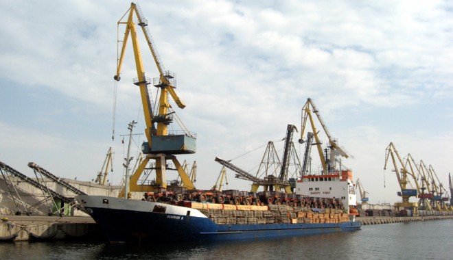 Mii de tractoare vechi sunt exportate prin portul Constanța - miidetractoare-1396188566.jpg