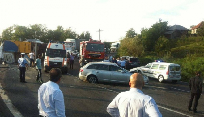 GRAV ACCIDENT RUTIER! Trei victime, după ce un TIR s-a răsturnat peste două mașini - milcoiu332631200-1505754226.jpg