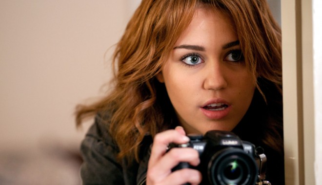Miley Cyrus, idolul adolescentelor, s-a drogat pe scenă - mileycyrus-1384283630.jpg