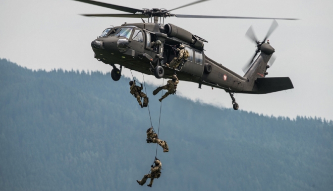 Antrenamente militare cu elicopterele Black Hawk, la baza Kogălniceanu - militari-1488908452.jpg