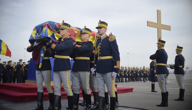 Militari români, de gardă la catafalcul Majestății Sale Regele Mihai I - militari-1513260697.jpg