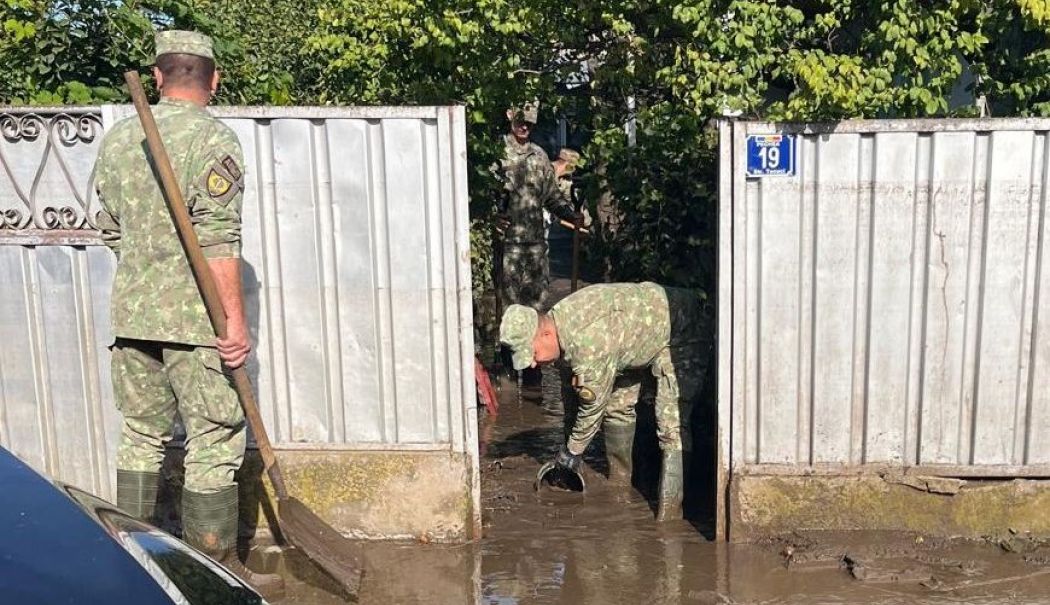 Ministerul Apărării: 320 de militari au intervenit în ultimele 72 de ore în zonele afectate de inundații