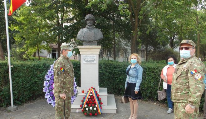 Respect, Ionel Drăgușanu! Flori la monumentul dedicat eroului căzut în Afganistan - militari1-1590687478.jpg