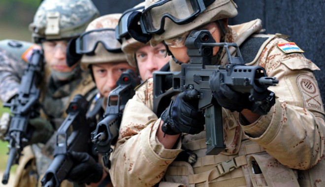 Militari NATO  uciși de un bărbat  în uniformă afgană - militariafganistan-1332772164.jpg