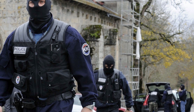 Militari francezi, loviți în plin de un vehicul la Paris - militarifrancezi-1502284509.jpg