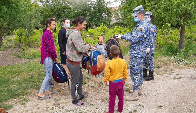 Militarii de la Capu Midia au oferit daruri copiilor din localitatea Corbu - militariidelacapu-1590997010.jpg