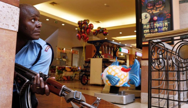Militarii kenyeni au jefuit centrul comercial Westgate după atacul terorist - militariikenieni-1382278853.jpg