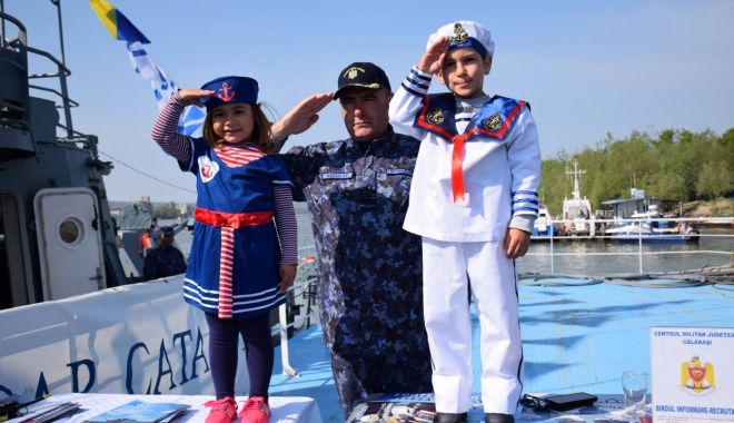 Marinarii militari participă la ceremoniile dedicate zilei de 9 mai - militariiromani9mai-1557340706.jpg