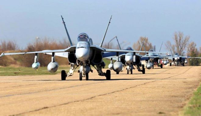 Membri ai Forțelor Terestre ale SUA ajung la Baza Aeriană 