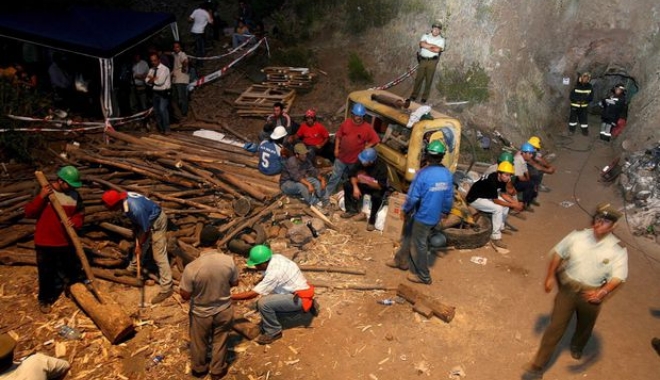 UPDATE. Vești bune despre minerii prinși în subteran. Salvatorii îl scot pe primul miner și au ajuns la cel de-al doilea - mineri-1507237227.jpg