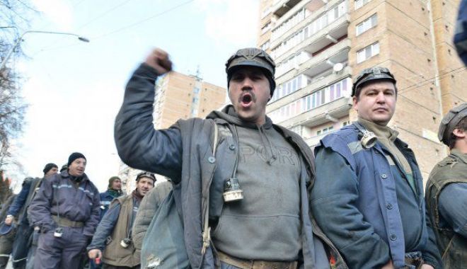 Peste 3.000 de mineri în grevă! Astăzi este întâlnirea cu reprezentanții Guvernului - minerprotestand465x390-1547452477.jpg