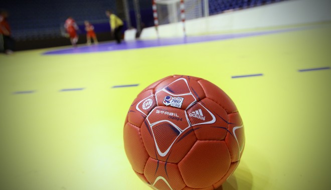 HCM Constanța, eșec la limită cu BM Atletico Madrid - minge-1353886191.jpg