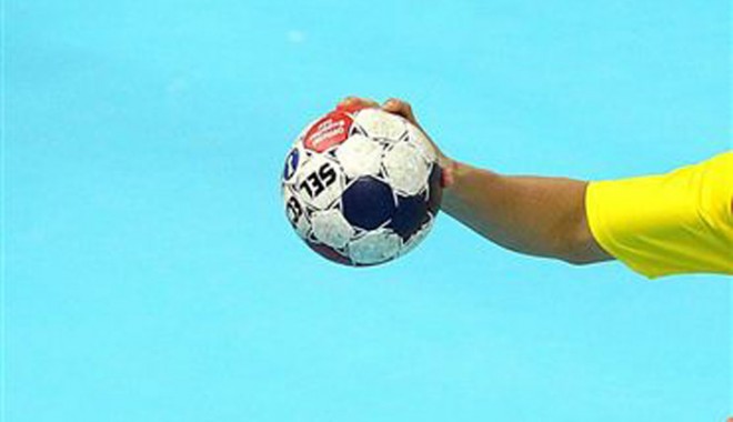 Oltchim Râmnicu Vâlcea s-a calificat în semifinalele Ligii Campionilor - minge2-1363446188.jpg