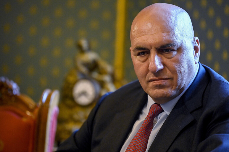 Escrocherie de proporţii în Italia, în numele ministrului Apărării. Printre cei vizaţi, Giorgio Armani şi co-fondatorul Prada - ministrul-apararii-1739204777.jpg