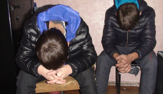 Minori reținuți de polițiști. Furau din locuințe și mașini - minori-1479658315.jpg