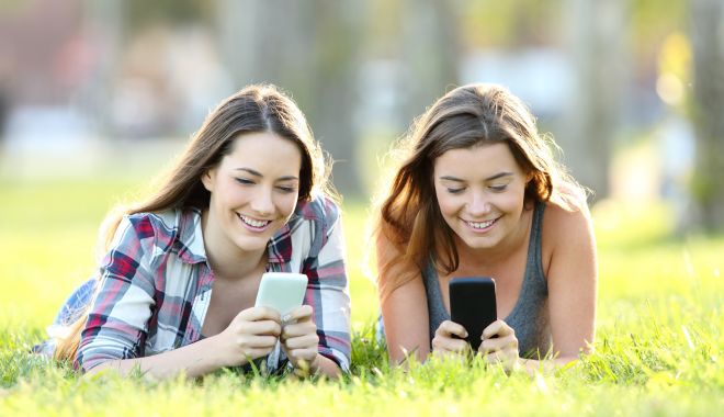 Orele petrecute în faţa ecranului telefoanelor vă expun riscului de a face miopie - miopie-1690981001.jpg