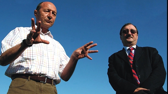 Mircea Băsescu i-a adus piersici fratelui său la sediul de campanie - mirceabasescutraianbase30698200-1342782856.jpg
