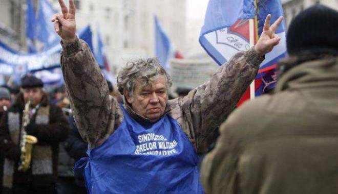 PROTEST de amploare. Sute de pensionari militari au ieșit în stradă - mirceadogaru465x390-1451303394.jpg