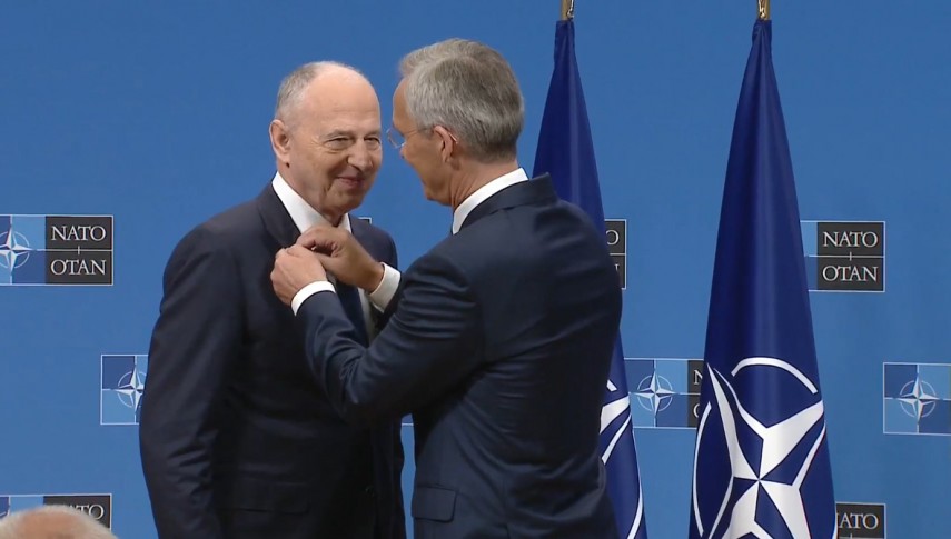 Mircea Geoană decorat cu Ordinul NATO „Serviciul Merituos”