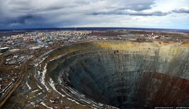 Nouă oameni sunt dați dispăruți, după ce o mină de diamante a fost inundată - mirnytowndiamondcapitalrussia691-1501932252.jpg