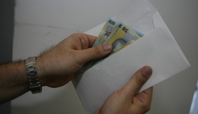 Prinși în FLAGRANT în timp ce dădeau MITĂ unui polițist - mita-1405006128.jpg