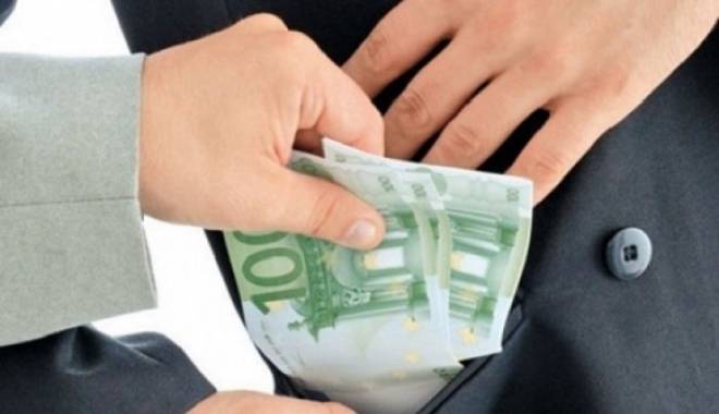 Flagrant! 600 de euro și un telefon Iphone mită pentru doi polițiști! - mita-1436439285.jpg
