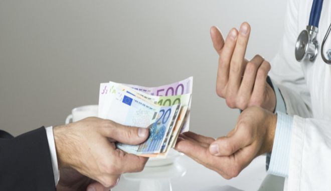 Medic arestat la domiciliu! Este acuzat că a luat mită 10.000 de lei - mita-1635964720.jpg