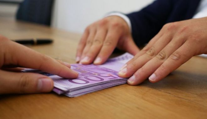 Mită uriaşă oferită polițiștilor din Predeal de un şofer prins băut la volan - mita-1638199006.jpg