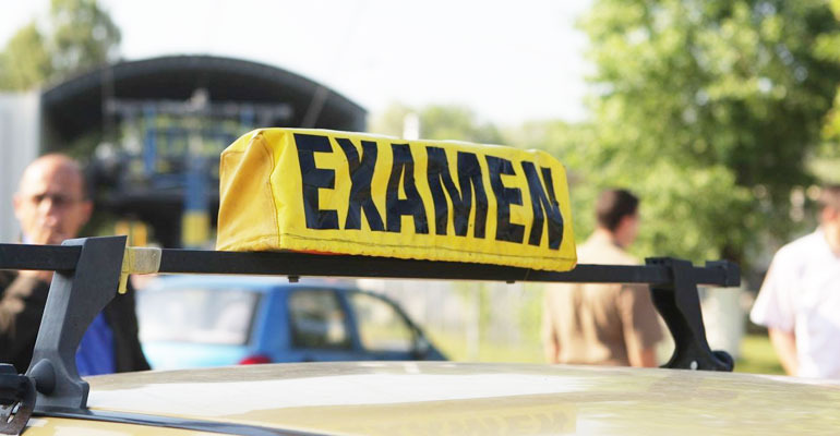 A dat mită 2.500 lei ca să promoveze examenul auto, dar a fost respins și a anunțat singur autoritășile
