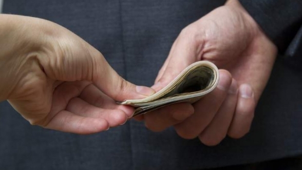 Secretara prinsă când lua mită pentru a ajuta la transferul unui elev - mita32044300-1569328345.jpg