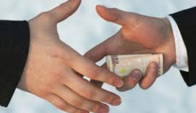 Agentul șef Albu, prins azi-dimineață luând mită, a demisionat din Poliție - mitab-1317738131.jpg
