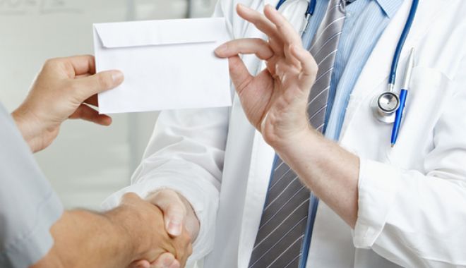 Medic, reținut pentru că ar fi luat de 131 de ori mită - mitaspagamedicshutterstock-1529587895.jpg