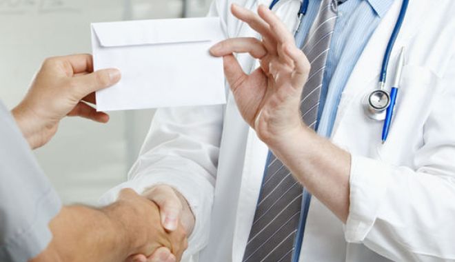 Medic trimis în judecată pentru 185 infracţiuni de luare de mită - mitaspagamedicshutterstock-1603642929.jpg