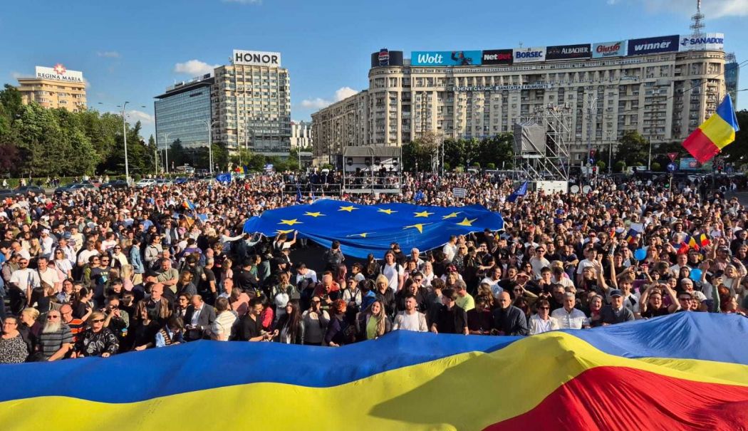 Peste 30.000 de oameni au participat la mitingul organizat de Nicușor Dan în Piața Victoriei - miting-1747028648.jpg