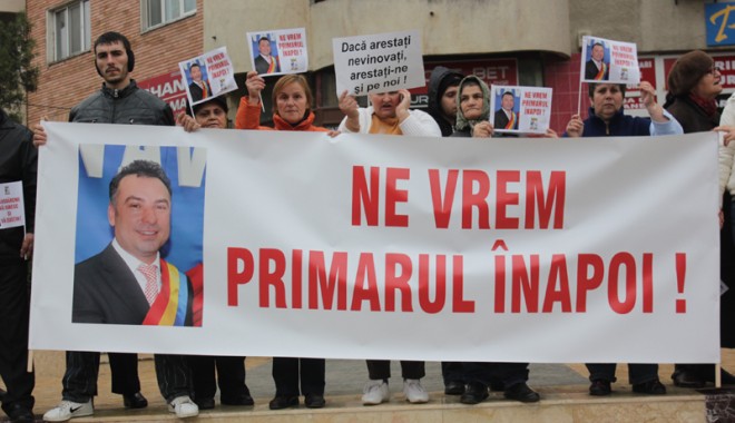 Primarul Nicolae Matei va face plângere la CEDO dacă nu i se face dreptate - mitingdesustinereaprimaruluinico-1357846357.jpg